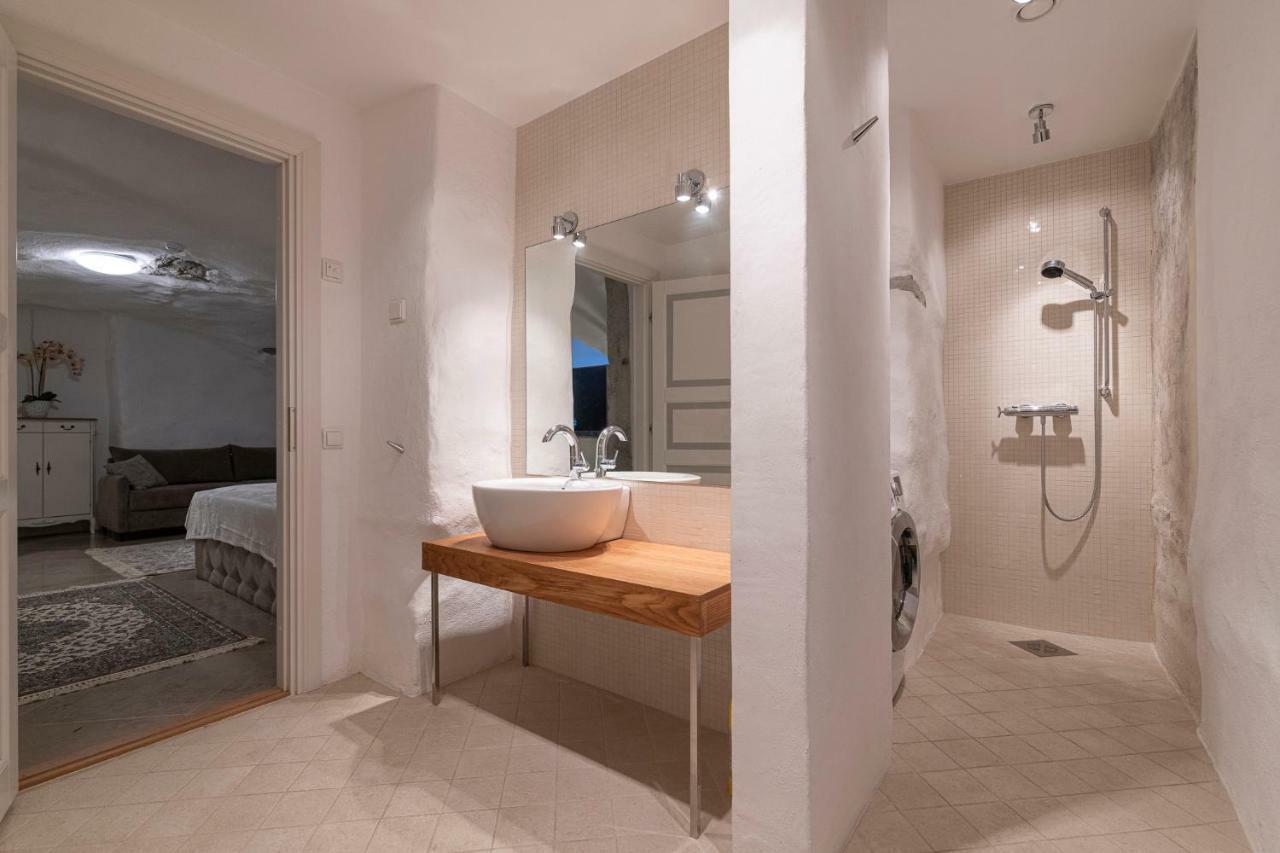 Housing 2 Bdr 2 Bathroom With Sauna At Carl Engel Luxury House