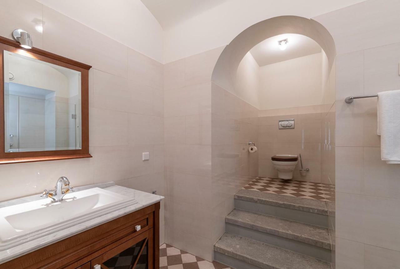 Housing 2 Bdr 2 Bathroom With Sauna At Carl Engel Luxury House
